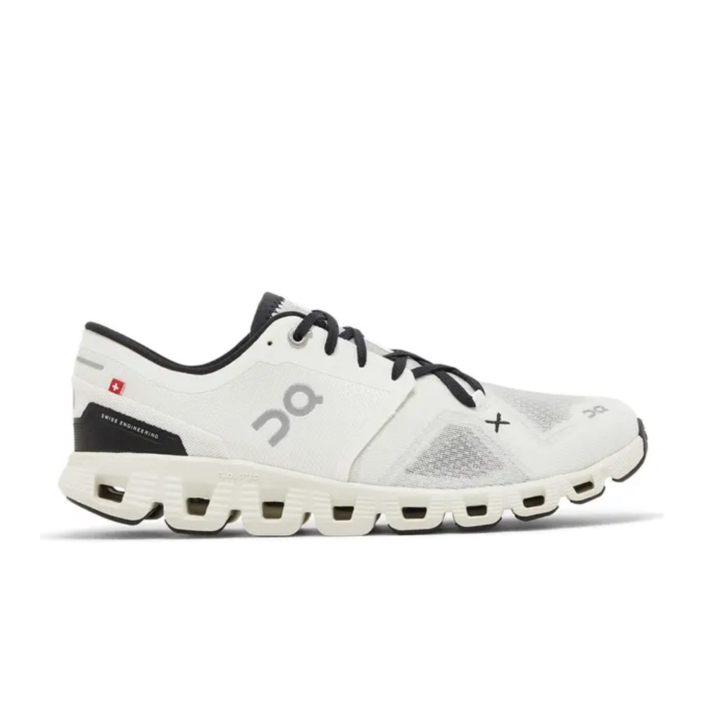 🤍🖤 On Running Cloud X 3 in White w/ Black - Women’s Size 7 - Very Good Condition